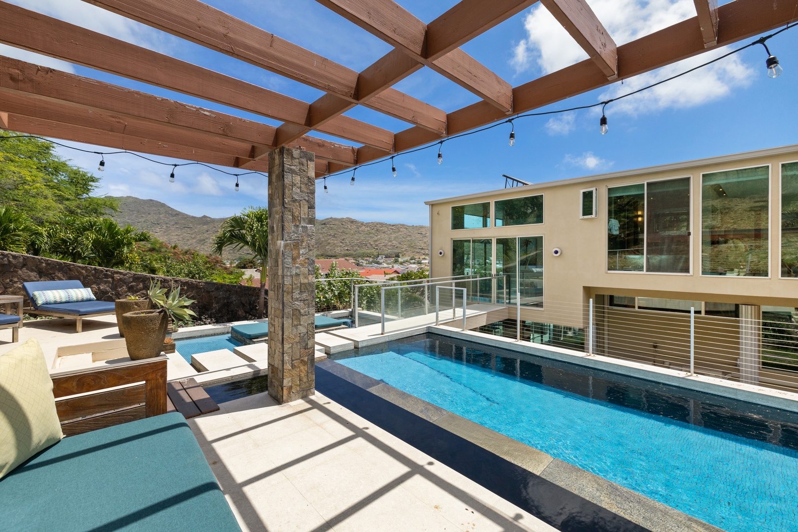 Honolulu Vacation Rentals, Villa Luana - Private hotel-style pool area, with lounge seating!