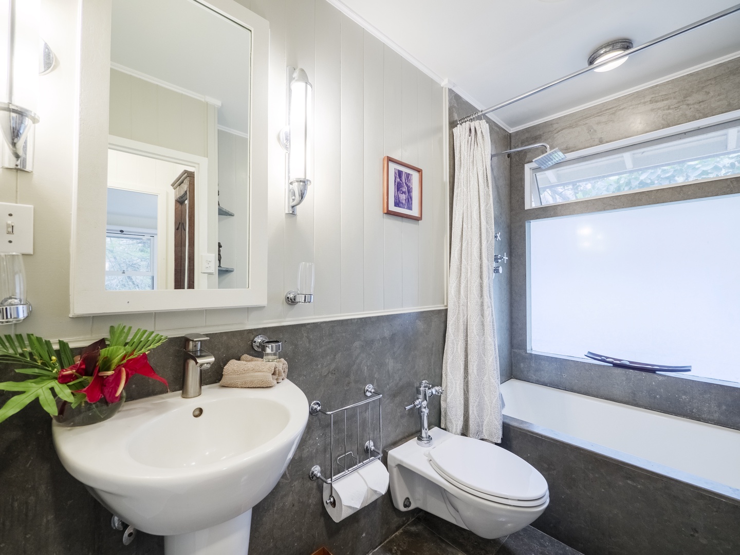Honolulu Vacation Rentals, Diamond Head Bali Retreat** - Shared full bathroom at the main level with a tub/shower.