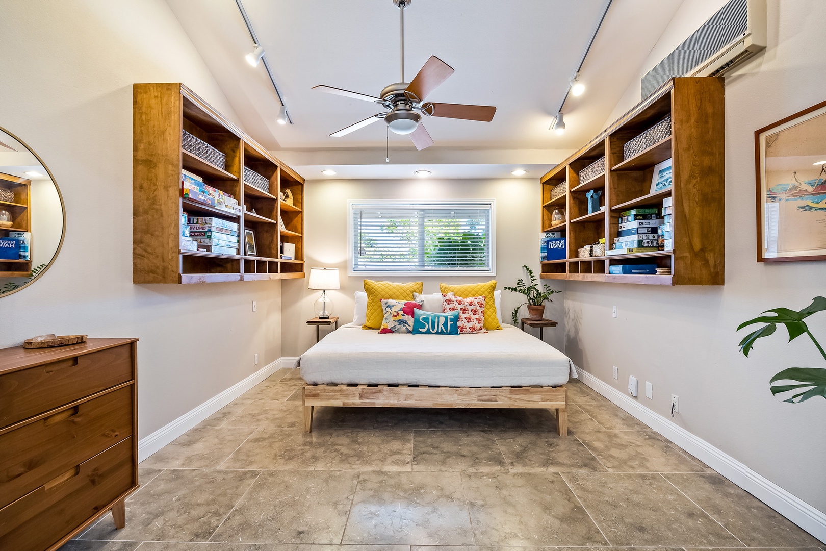 Honolulu Vacation Rentals, Hale Ho'omaha - Equipped with a ceiling fan, but does not have a formal closet, NO AC