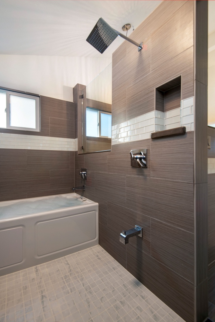 Honolulu Vacation Rentals, Holoholo Hale - Primary en-suite bathroom.