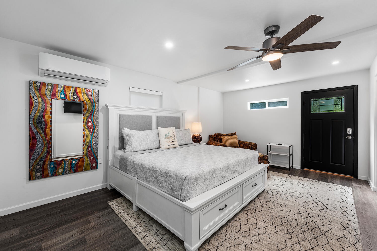 Kailua-Kona Vacation Rentals, Hale Kope Kai - Rest comfortably in this air-conditioned guest suite with beautiful accents and soft lighting.