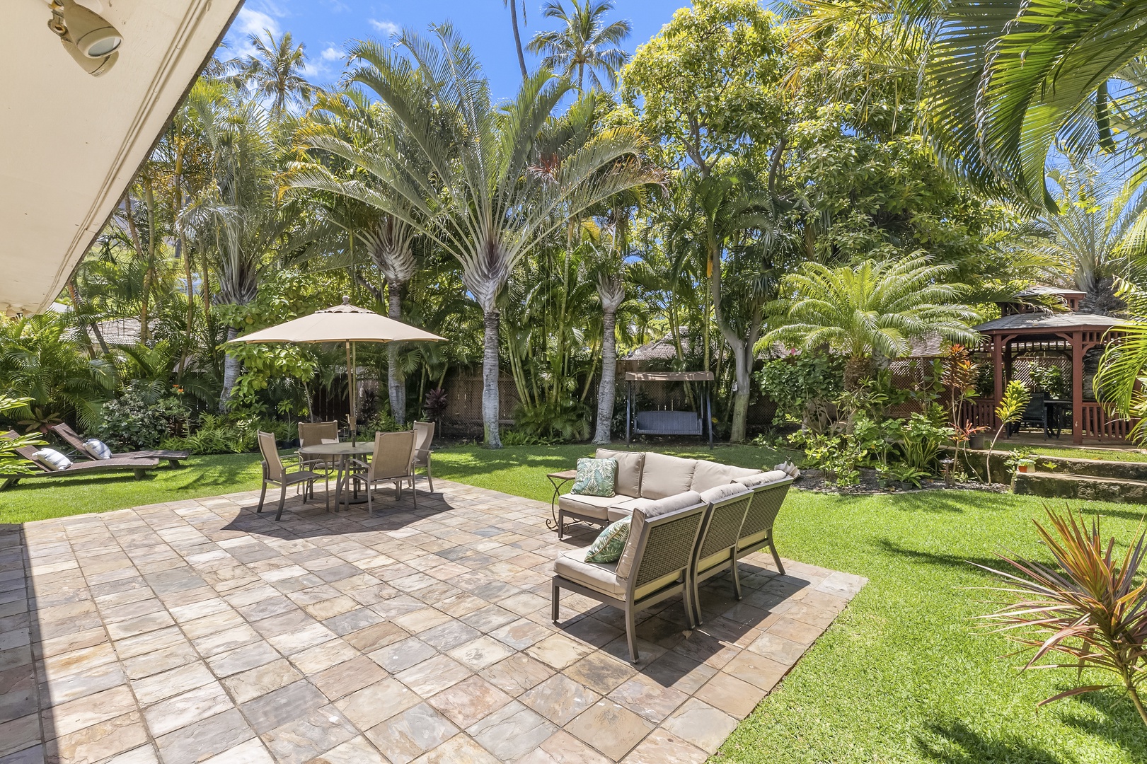 Honolulu Vacation Rentals, Hale Nui - Large garden with outdoor furniture