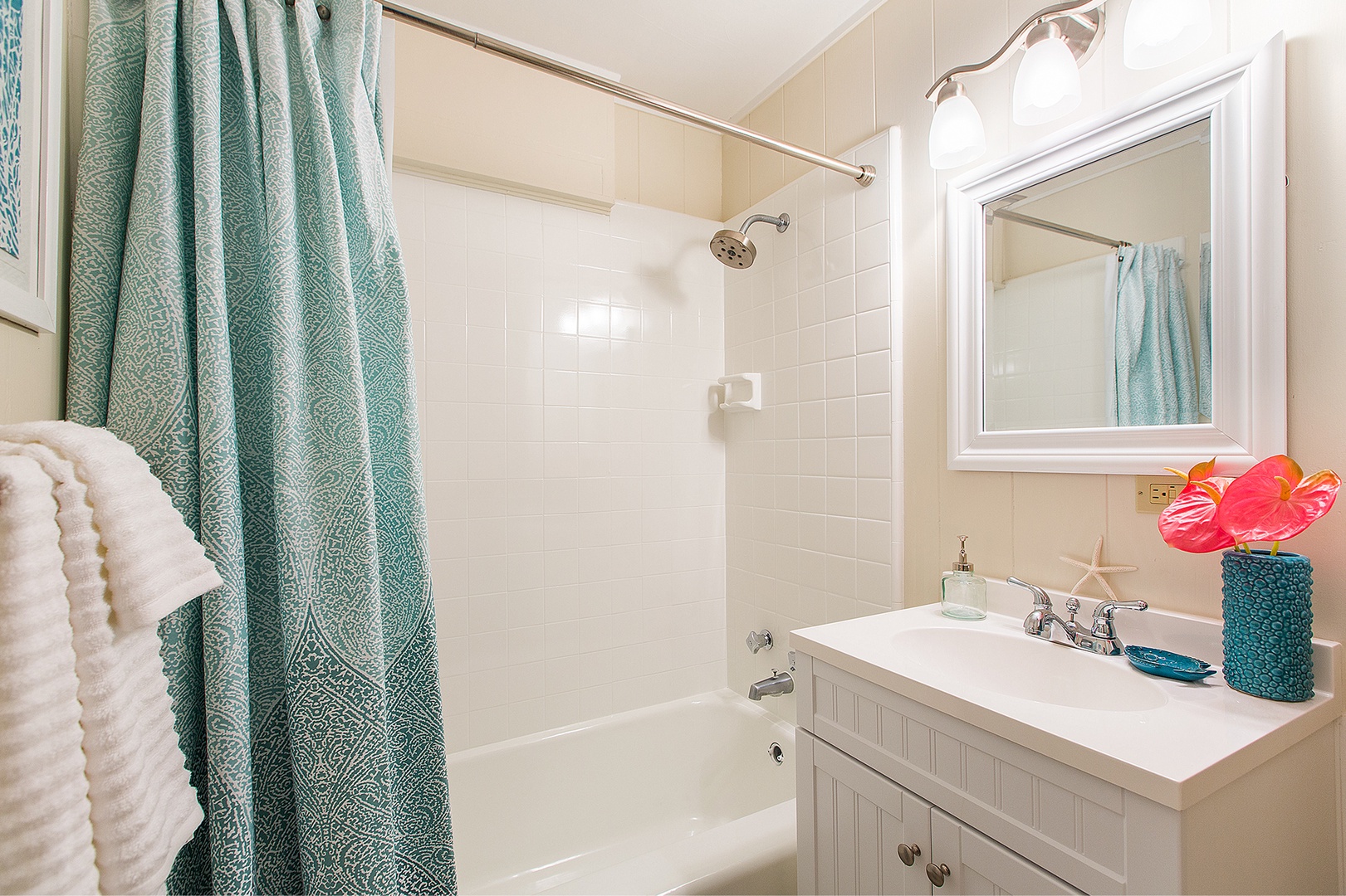 Honolulu Vacation Rentals, Kahala Cottage - Hall bathroom for primary and twin bedroom.