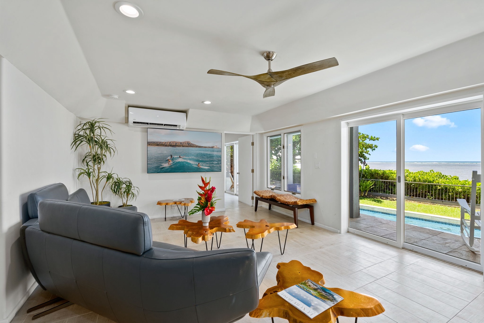 Honolulu Vacation Rentals, Wailupe Beachfront Getaway - Enjoy seamless indoor-outdoor flow with views of the pool and the ocean.