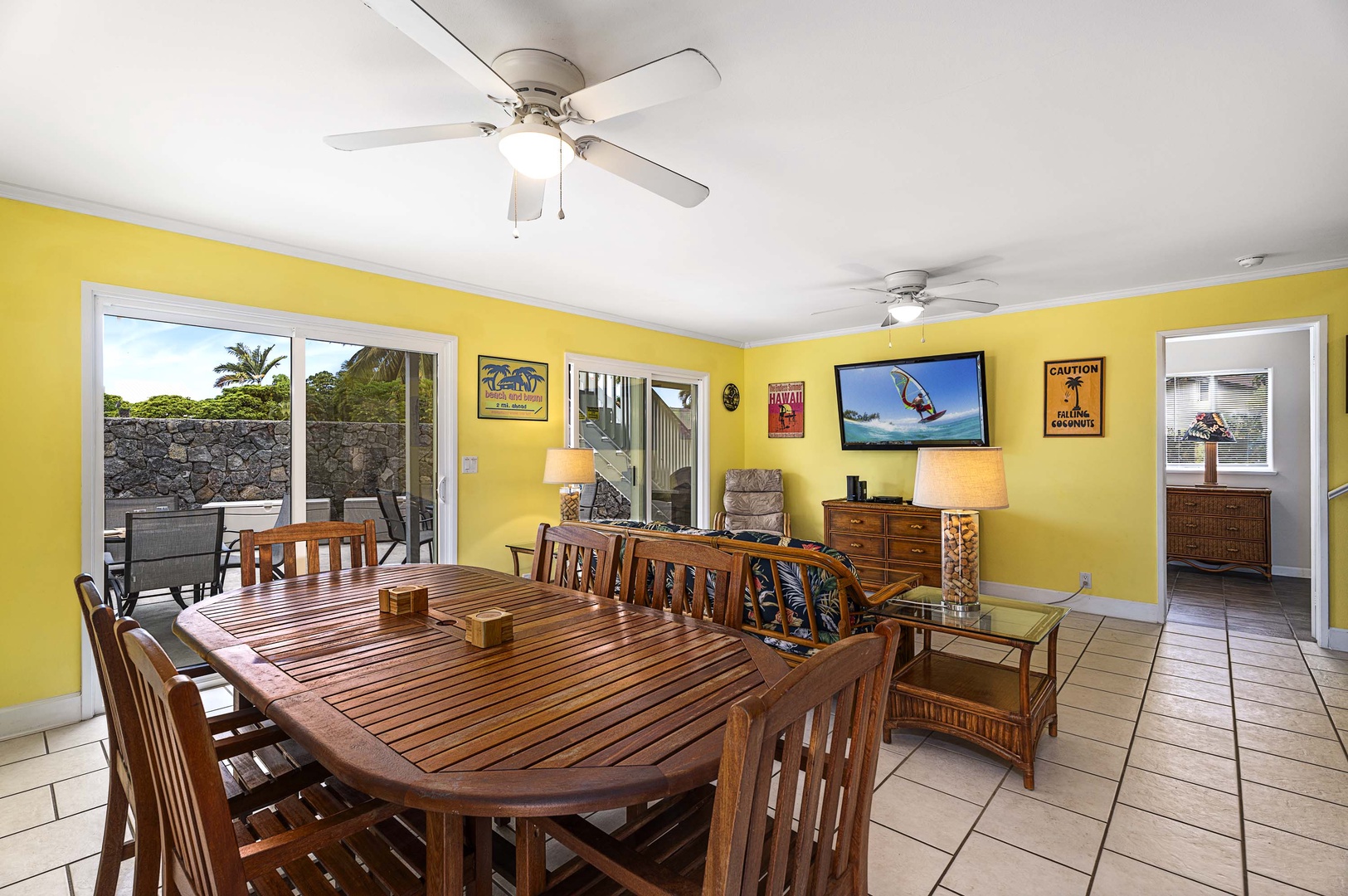 Kailua Kona Vacation Rentals, Hale A Kai - Open sightlines from the dining too living room