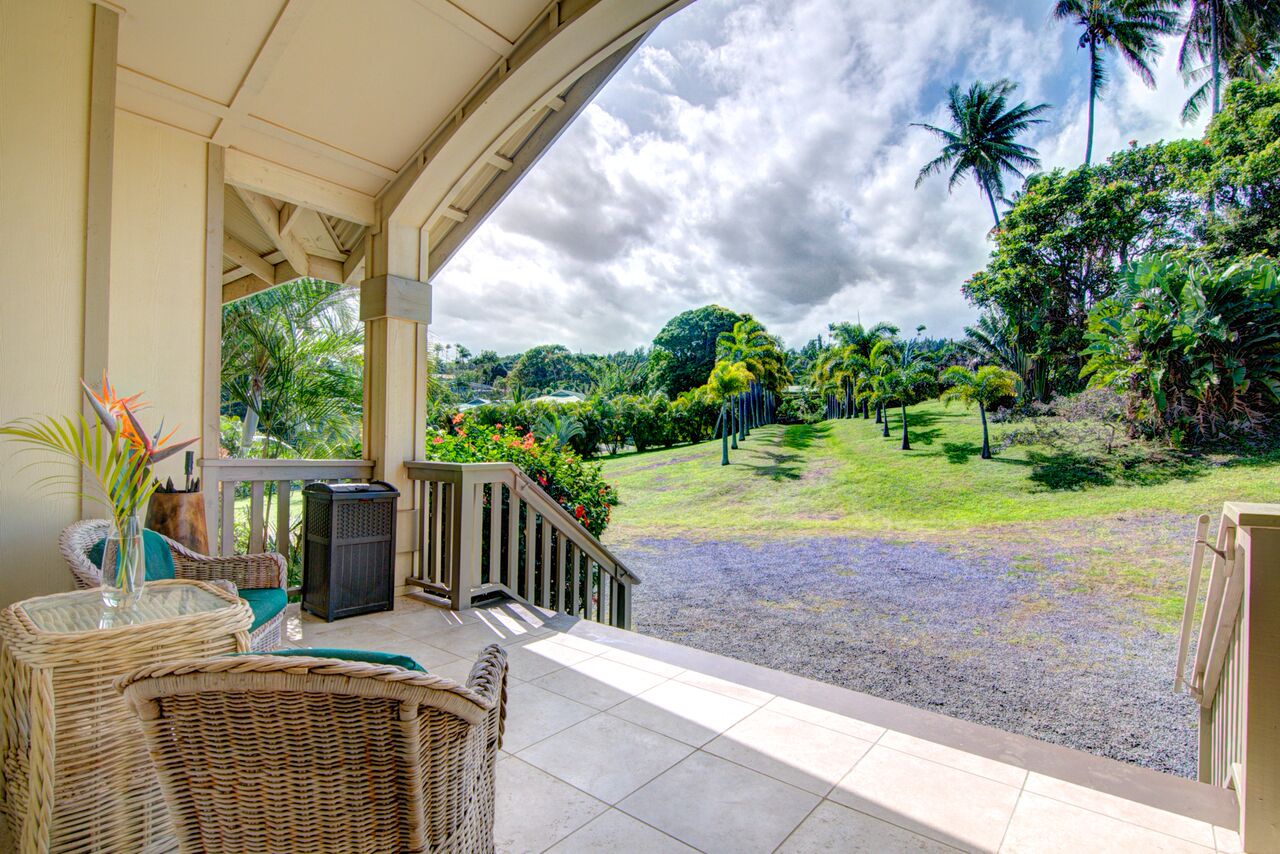 Honokaa Vacation Rentals, Hale Luana (Big Island) - Looking from the front of the house out over the lawn and palm lined driveway