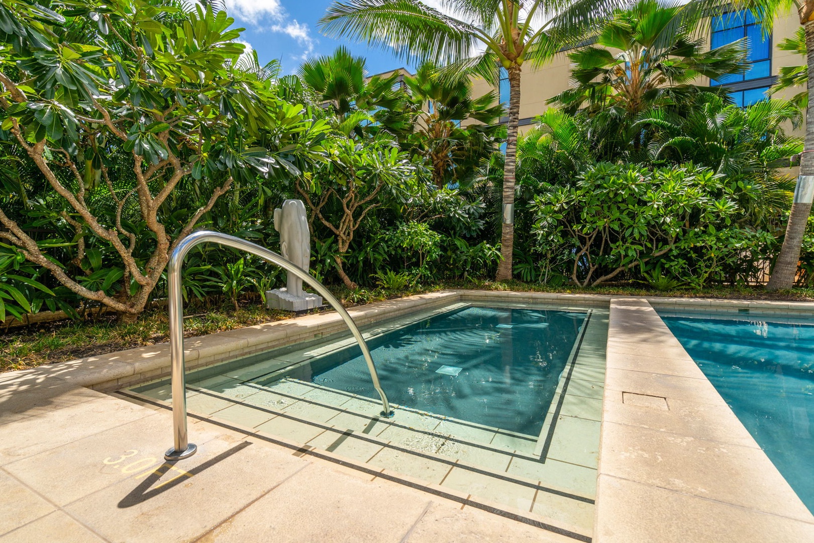 Honolulu Vacation Rentals, Park Lane Getaway - Soak in the secluded spa, surrounded by lush greenery.