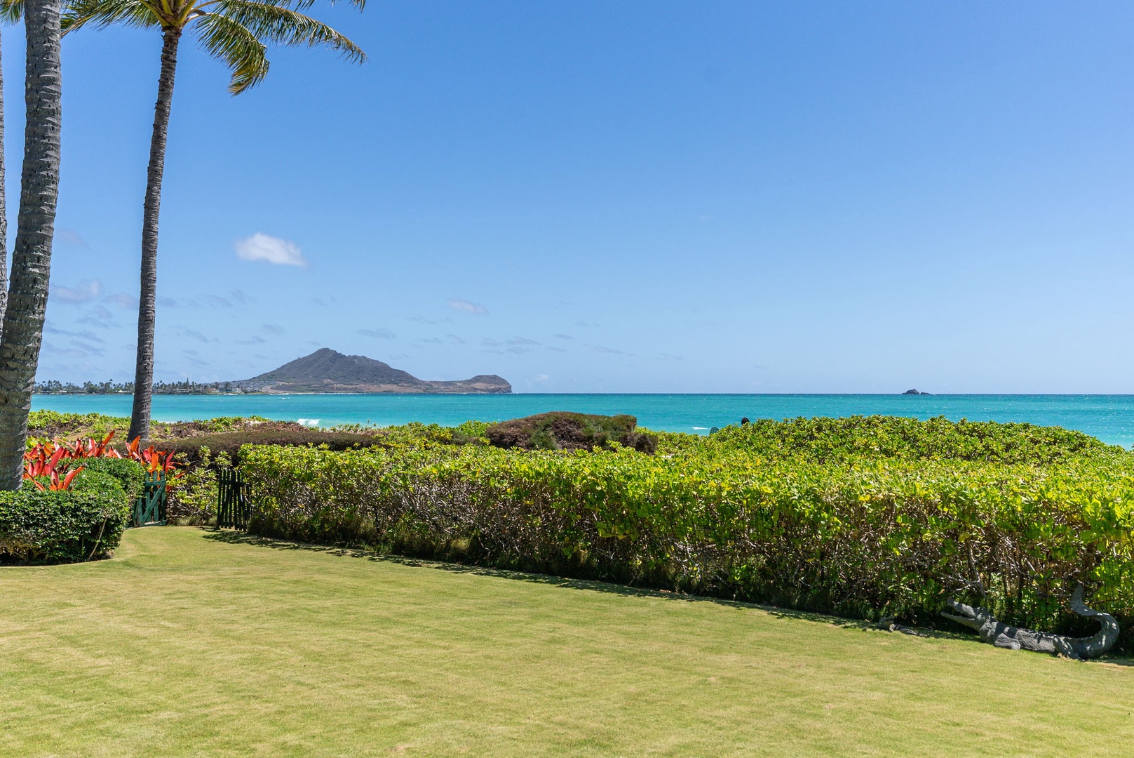 Kailua Vacation Rentals, Kailua Sands - Expansive oceanfront lawn with Mokulua Islands view.