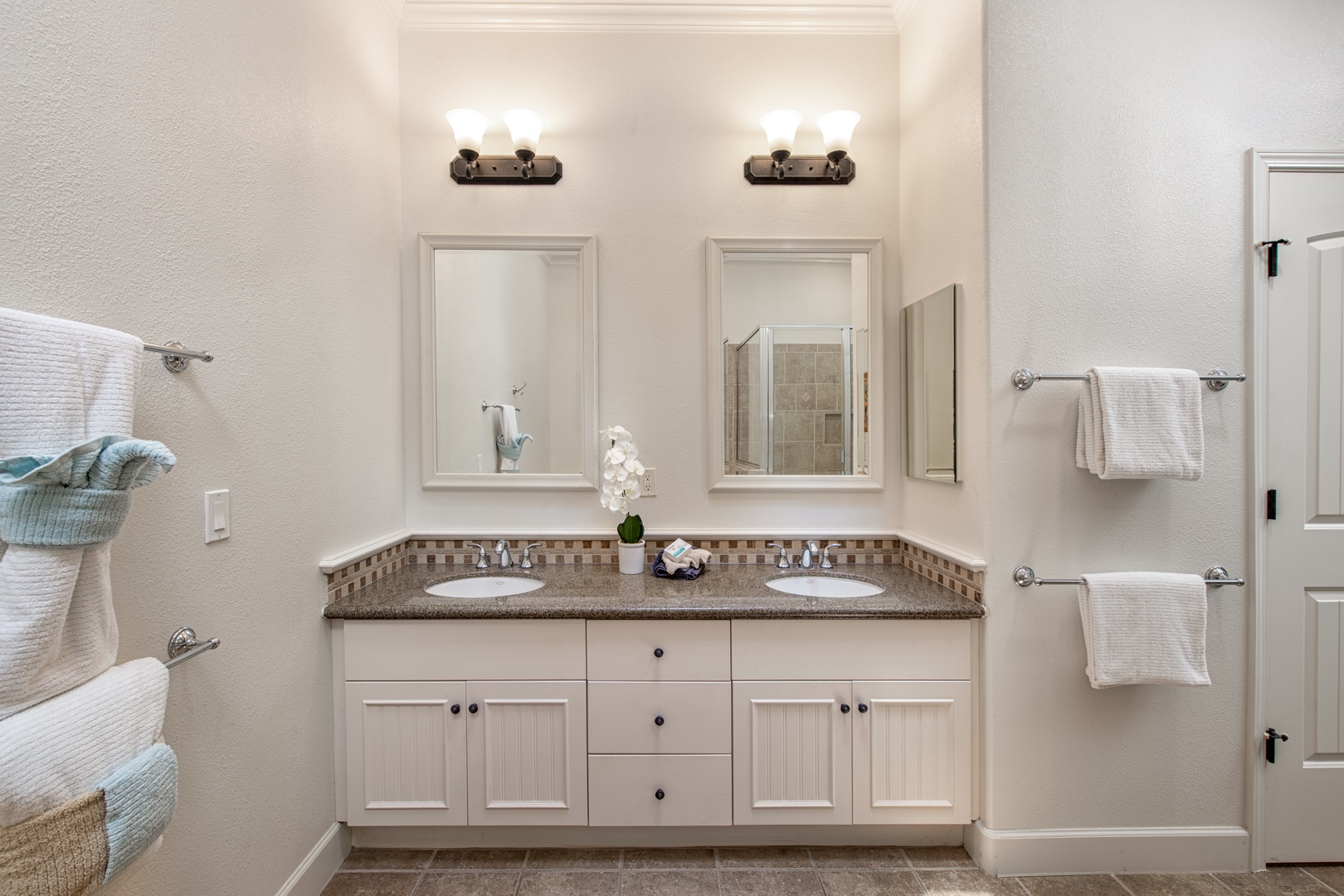 Kamuela Vacation Rentals, Palm View Villa - Double sink