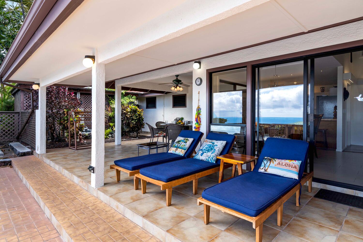 Kailua Kona Vacation Rentals, Kona Dreams - A perfect spot to read a book or enjoy a drink.