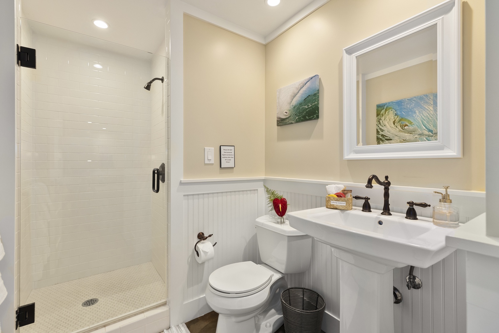 Honolulu Vacation Rentals, Hale Le'ahi - Guest bathroom 4