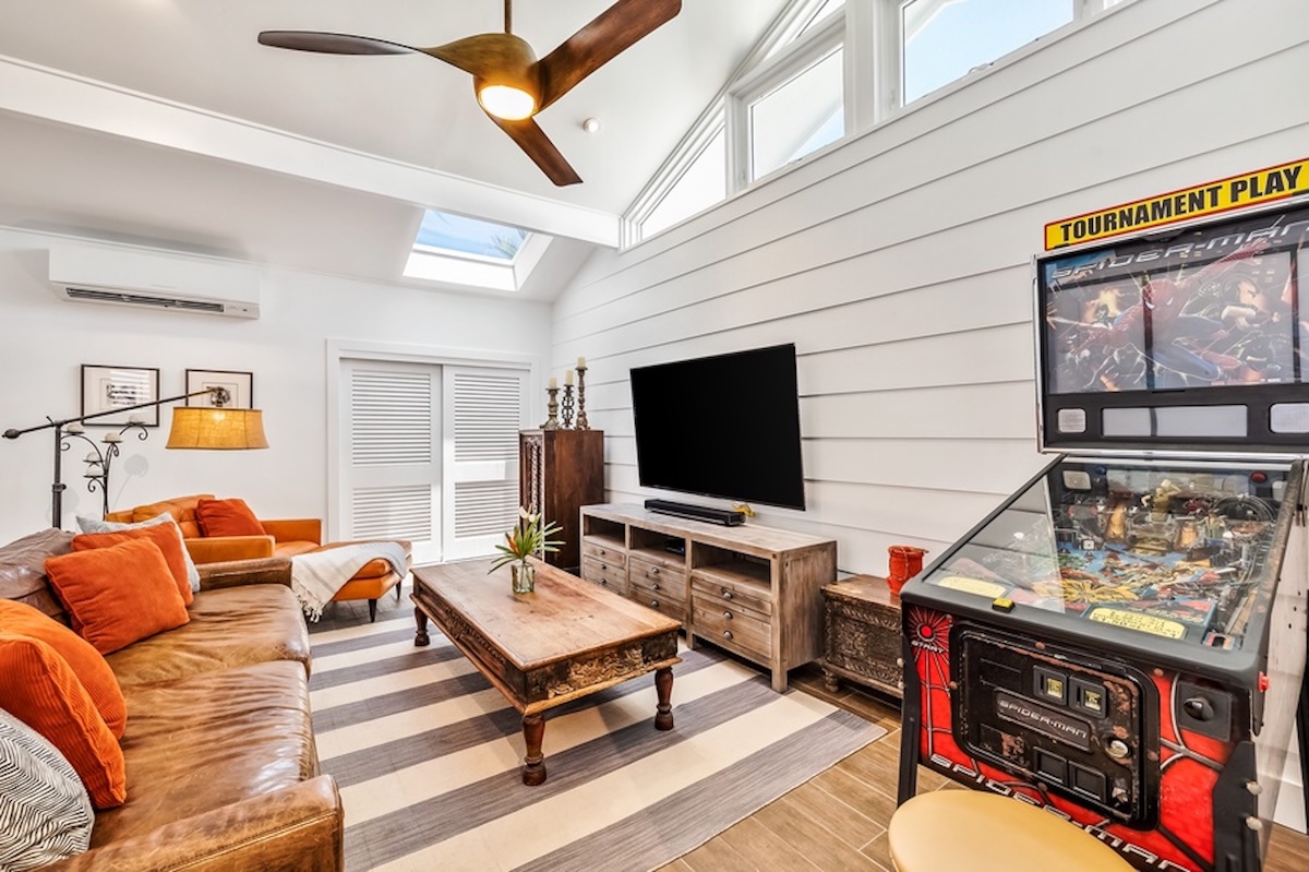 Kailua Vacation Rentals, Hale Ohana - Gather here for a movie night or to catch up on your favorite shows.
