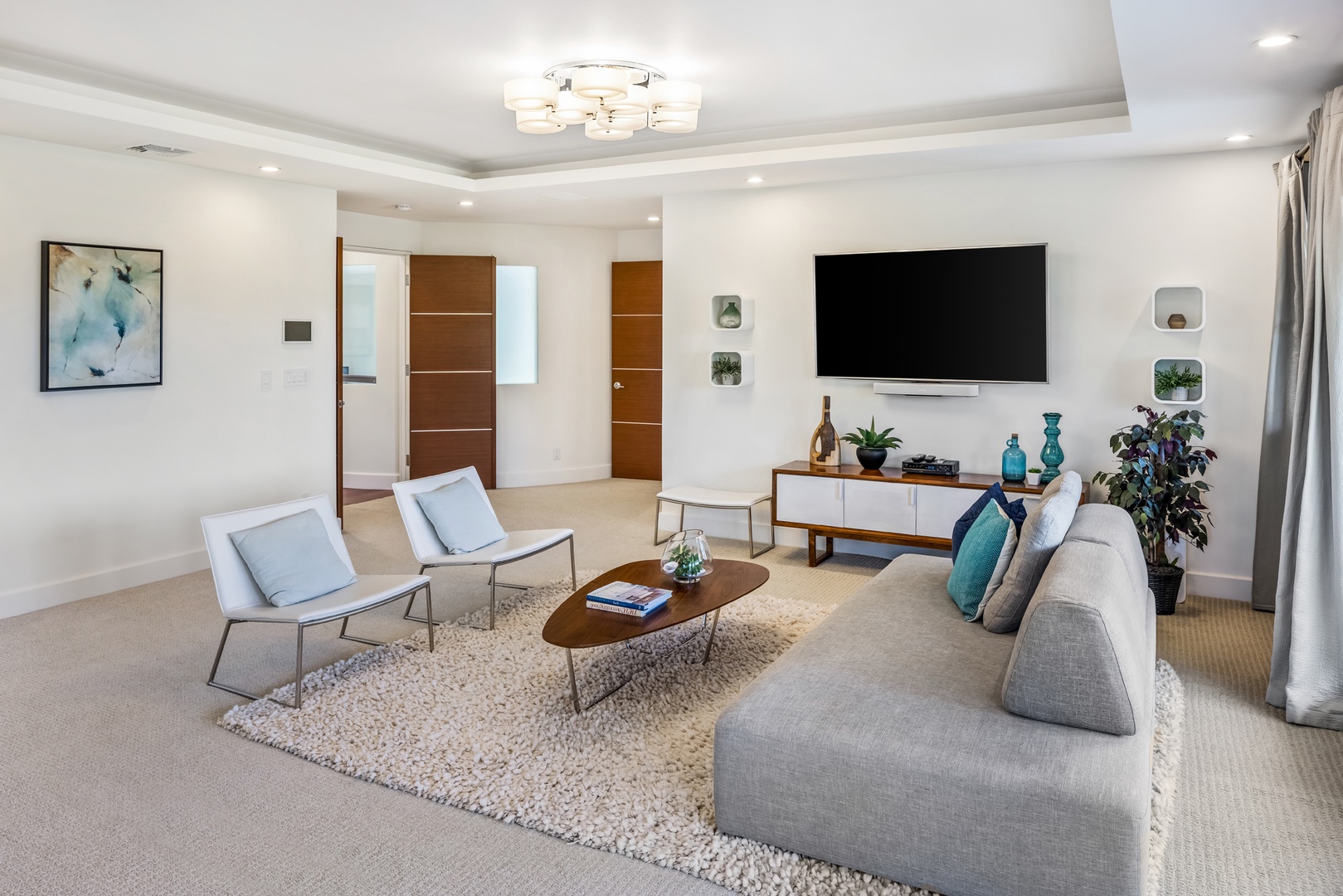 Honolulu Vacation Rentals, Kahala Grand Splendor - Expansive primary suite provides luxury, privacy, and direct access to the outdoor space.