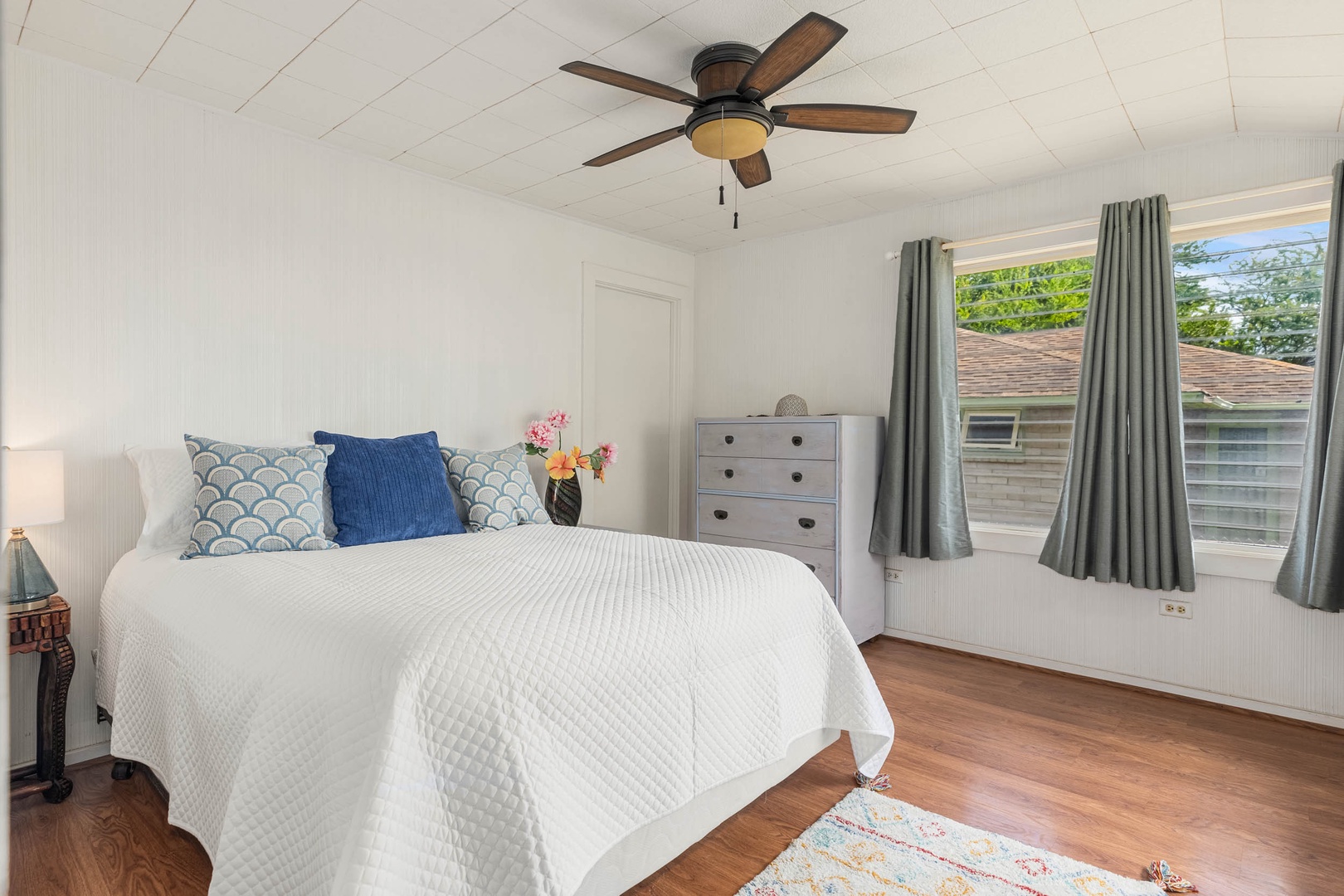 Ewa Beach Vacation Rentals, Ewa Beachfront Cottage - Primary suite with plush queen bed