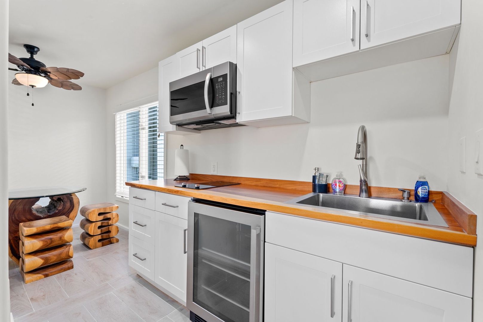 Honolulu Vacation Rentals, Wailupe Beachfront Getaway - The kitchenette in the game area for convenience.