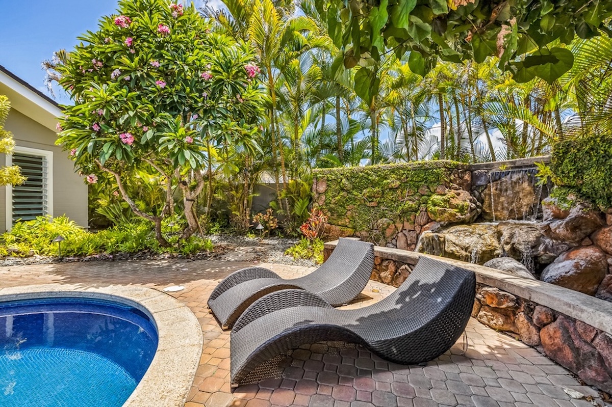 Kailua Vacation Rentals, Hale Ohana - Perfect seats for soaking up the island sun.