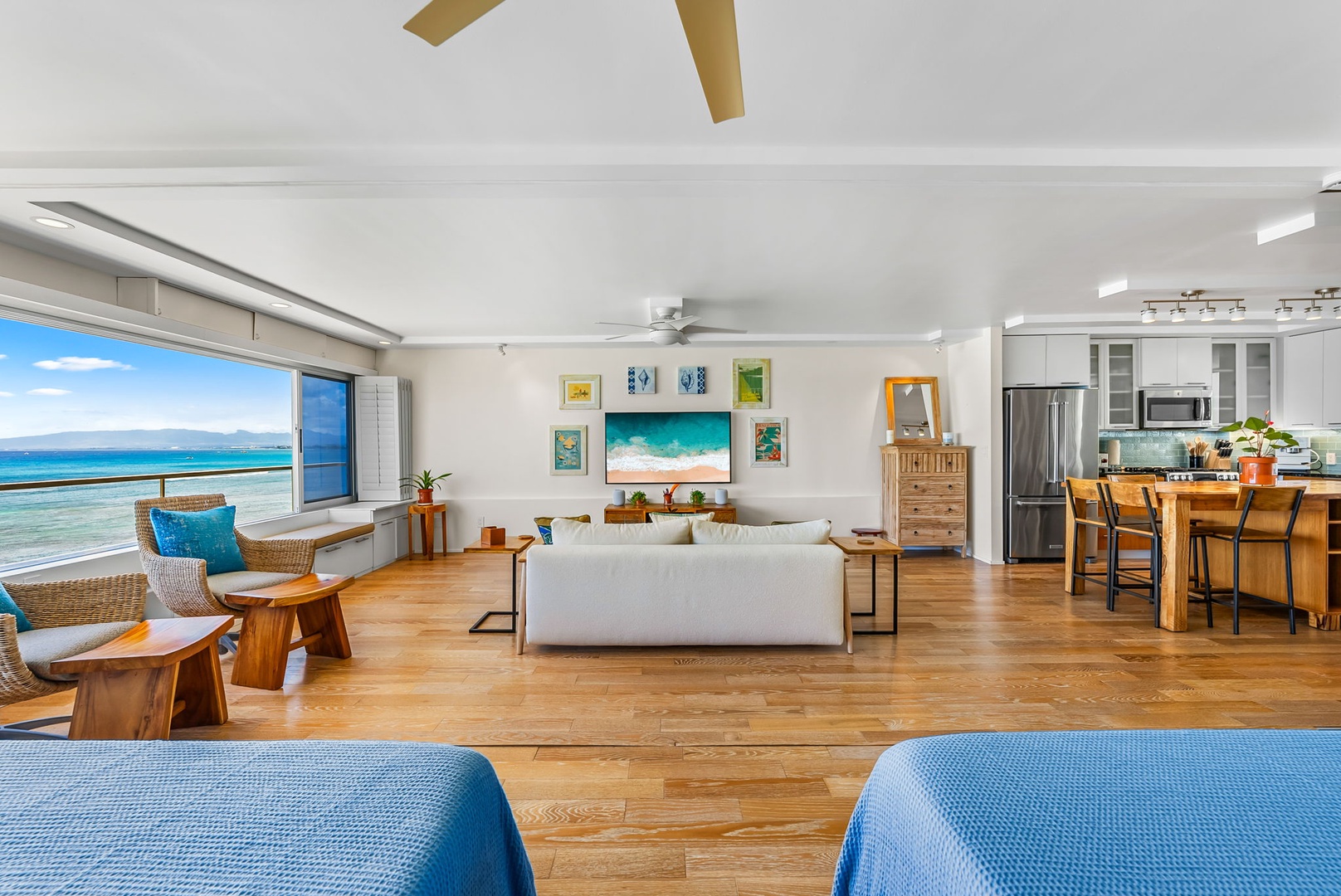 Honolulu Vacation Rentals, Colony Surf Luxe - Open floor plan with coastal-chic design, inviting guests to unwind in a bright, breezy environment steps from the beach.