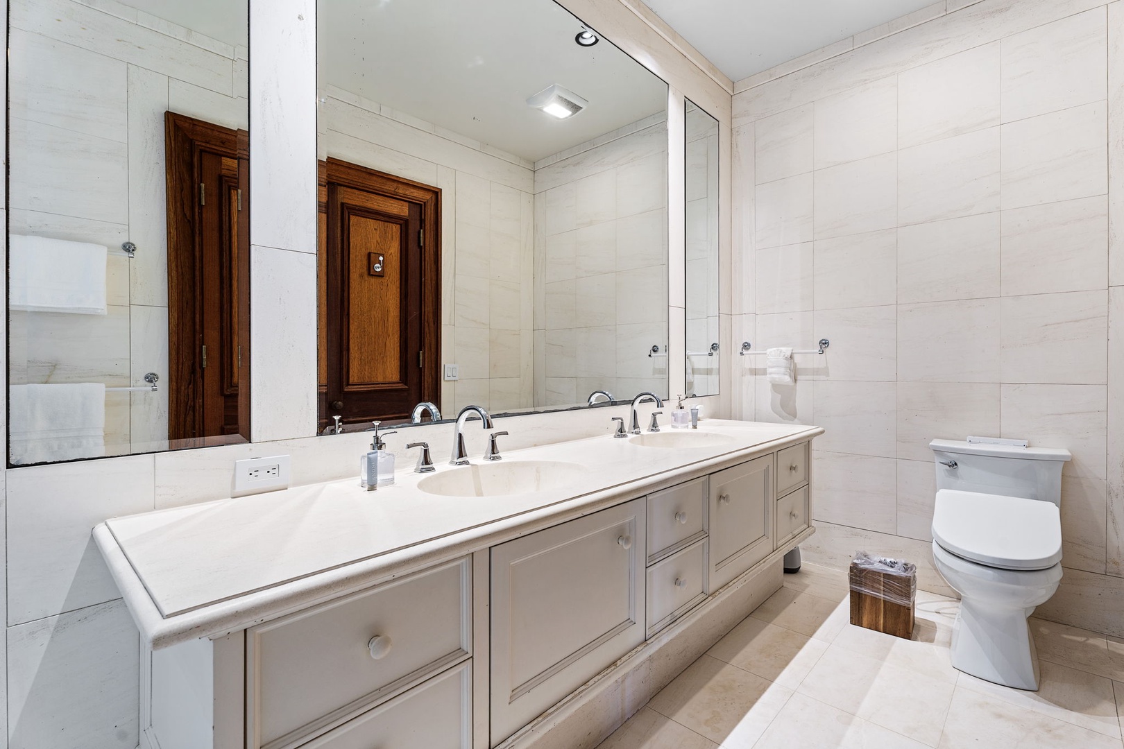 Kailua-Kona Vacation Rentals, Hahalua Bay Villa - Your elegant bathroom features dual sinks with ample storage, perfect for sharing morning routines in sophisticated comfort.