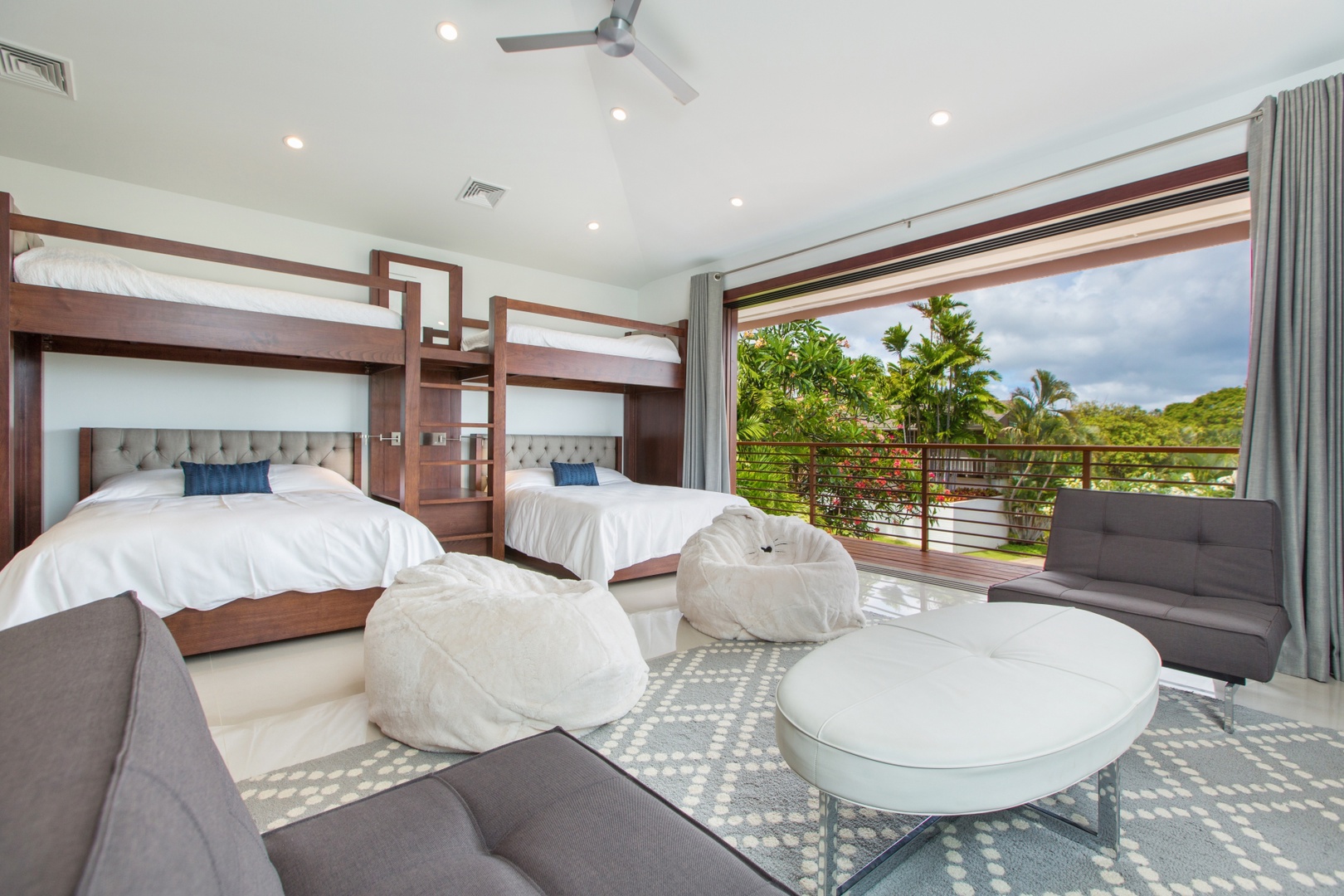 Honolulu Vacation Rentals, Diamond Head Villa* - Bunk room perfect for kids or groups—comfortable and fun with balcony access.