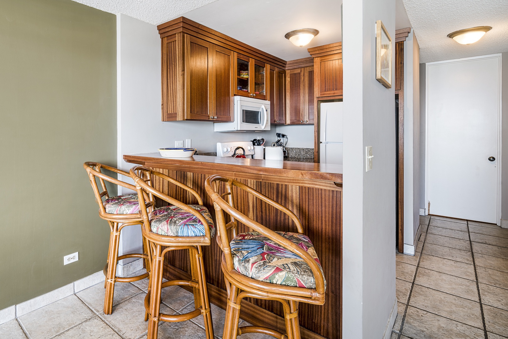 Kailua Kona Vacation Rentals, Kona Alii 201 - Eat in kitchen with beautiful zebra wood!