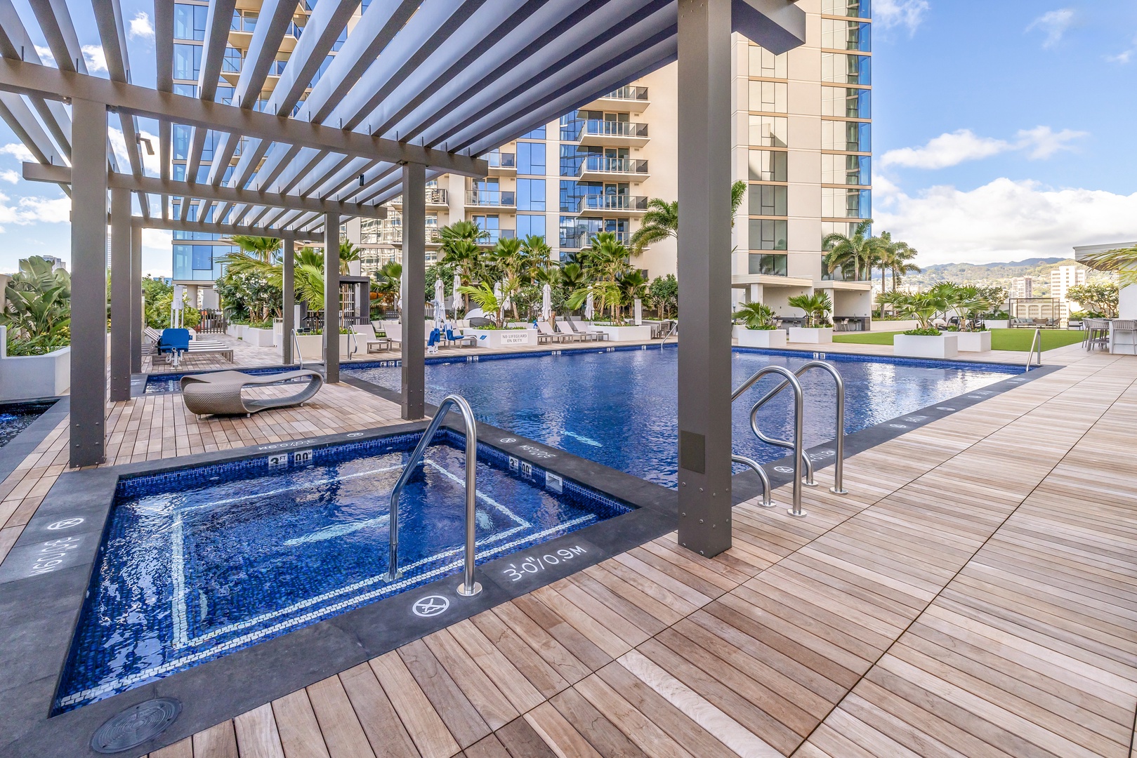 Honolulu Vacation Rentals, Sky Ala Moana #1701 - Take a refreshing dip in the pool!