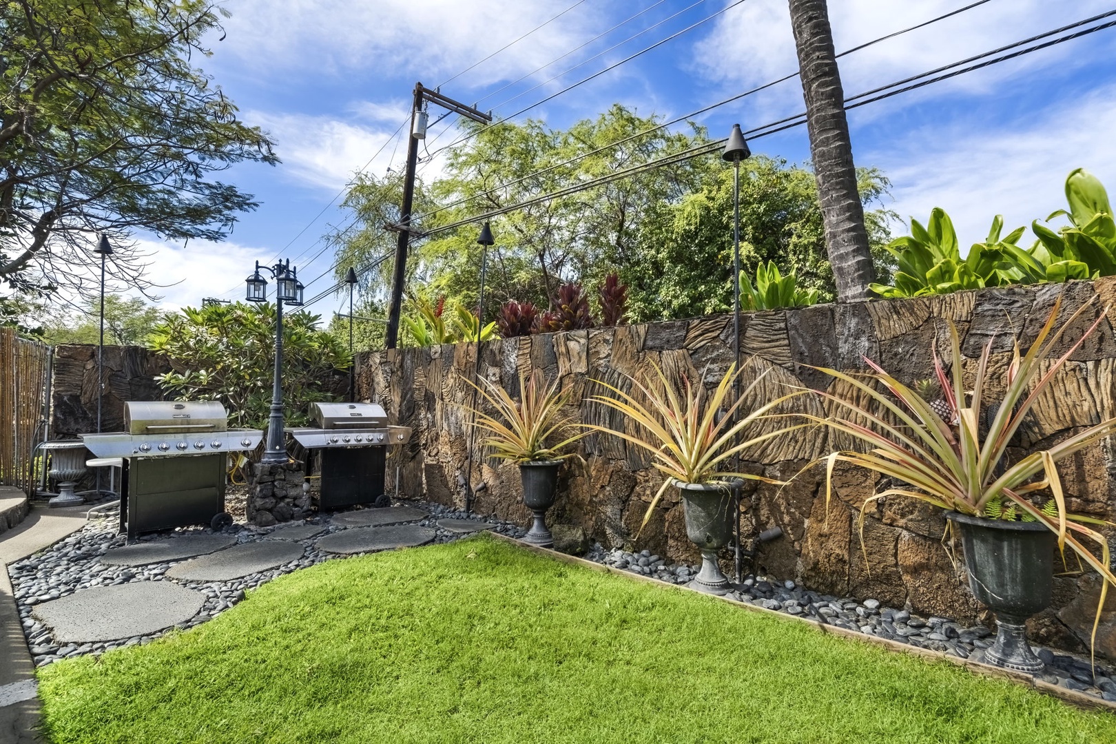 Kailua Kona Vacation Rentals, Royal Kahili 401A - Peaceful garden area surrounded by tropical foliage, ideal for unwinding outdoors.