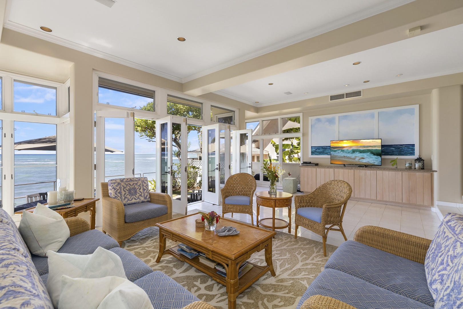 Honolulu Vacation Rentals, Diamond Head Surf House - Living Room area, looking makai (toward the ocean)