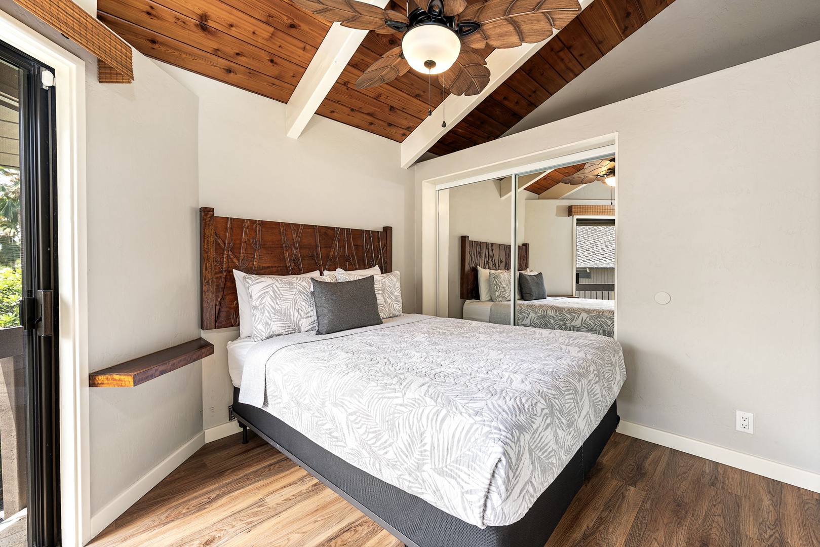 Kailua Kona Vacation Rentals, Kanaloa at Kona 1606 - Vaulted ceilings carry into the bedroom, bright and uncluttered.