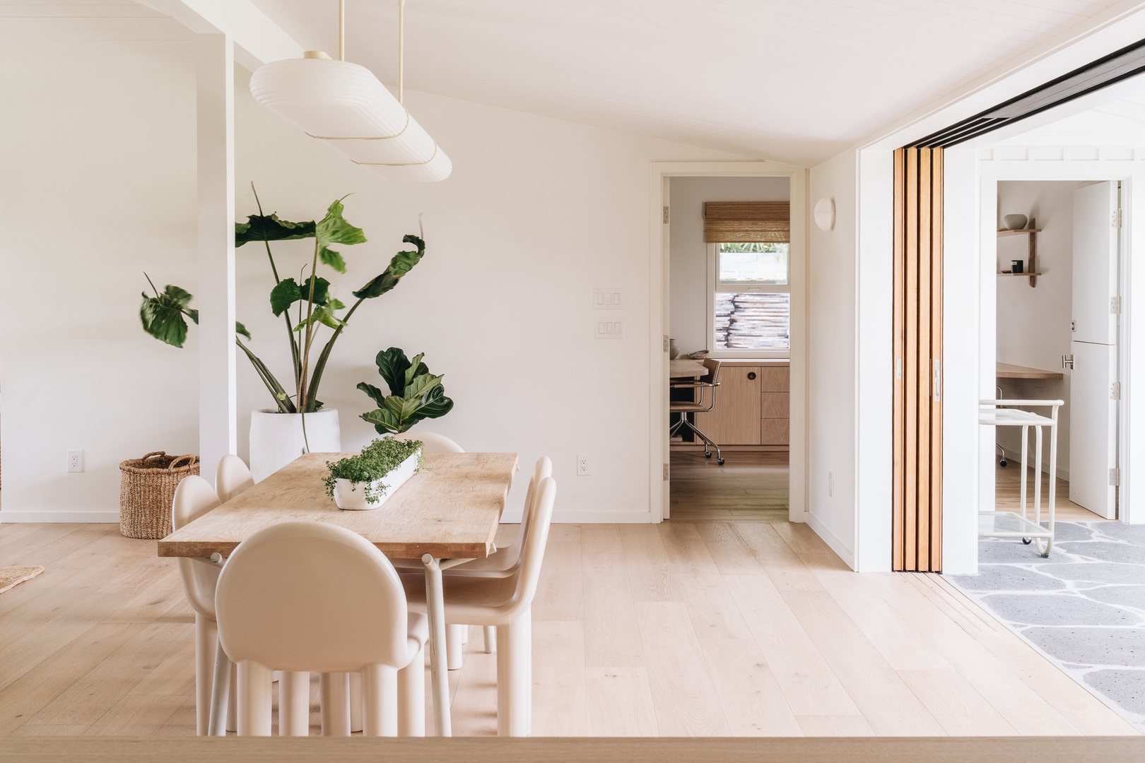 Honolulu Vacation Rentals, Surfside Bungalow** - A bright and welcoming space for shared meals, morning coffee, and easy conversation.