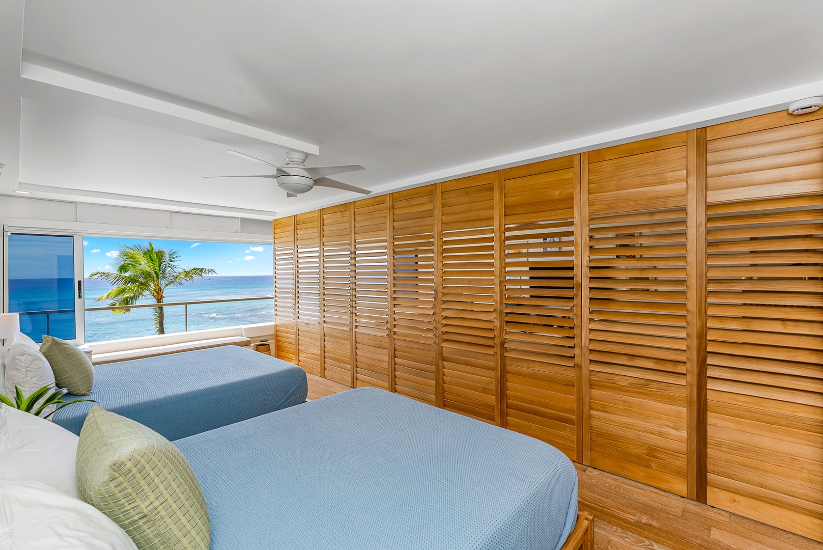 Honolulu Vacation Rentals, Colony Surf Luxe - An optional room dividing wall invites privacy by separating the sleeping space from the living space.