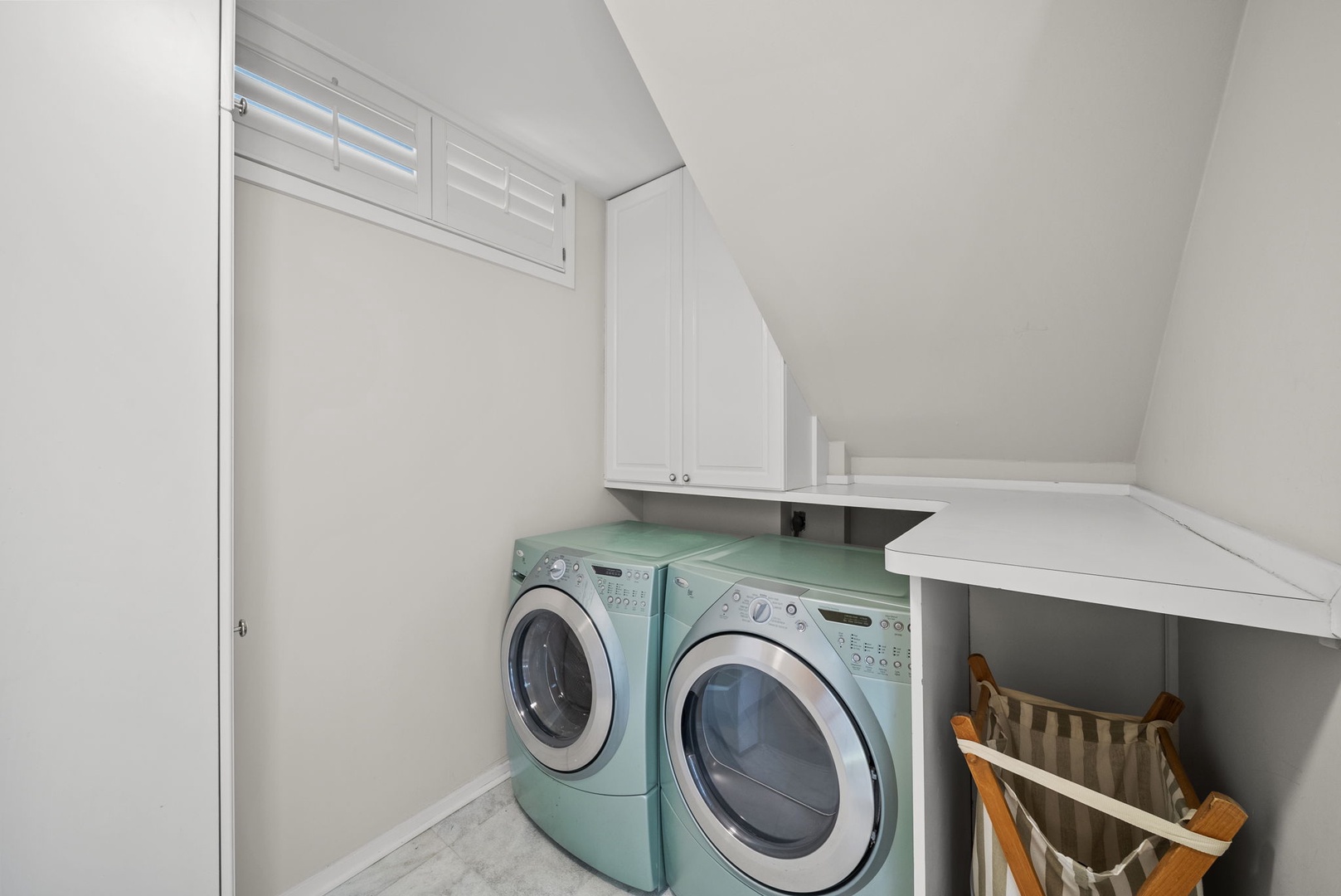 Waimanalo Vacation Rentals, Mana Kai at Waimanalo - Laundry area with a washer/dryer