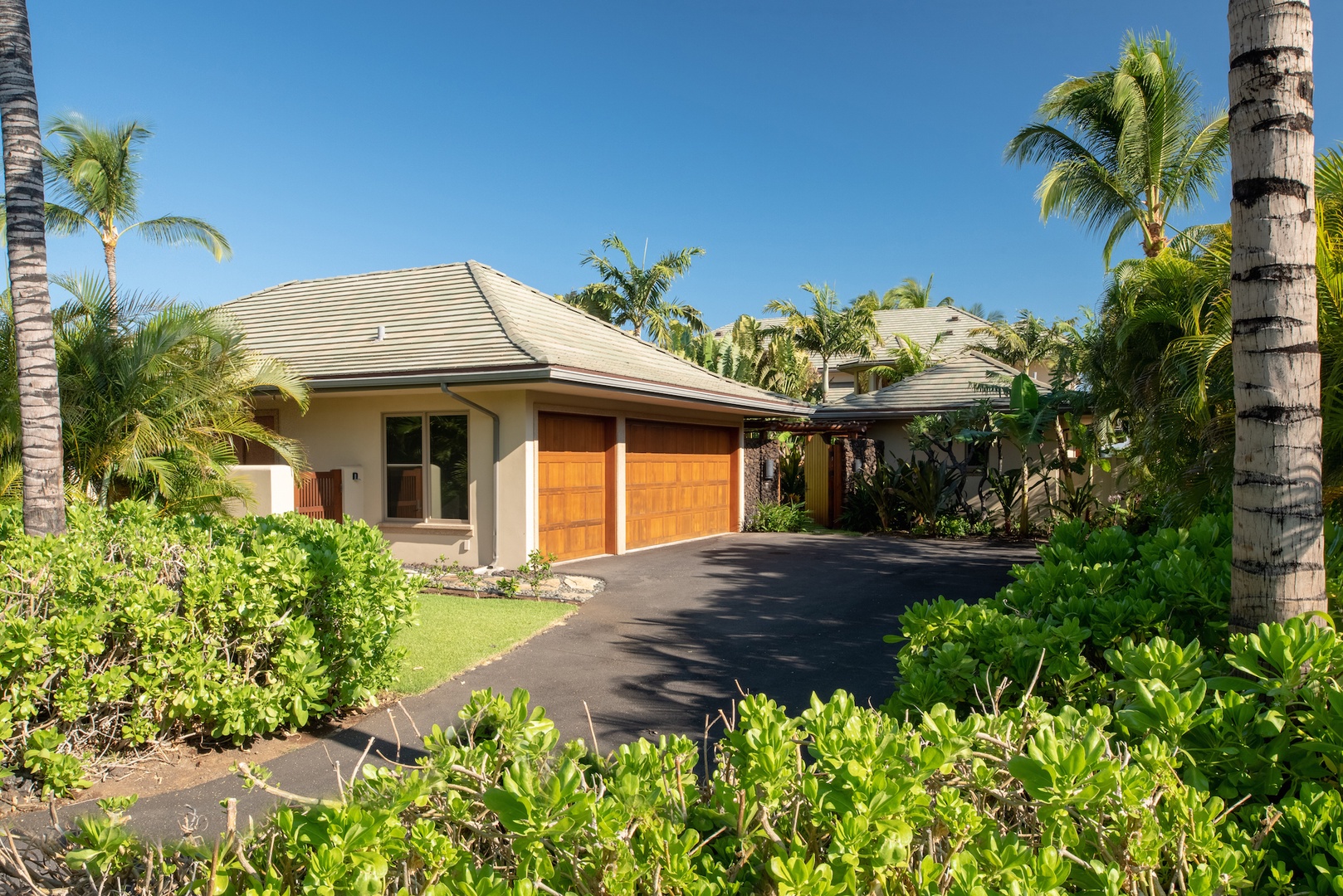 Kamuela Vacation Rentals, 3BD OneOcean (1C) at Mauna Lani Resort - Ample Private Parking in the Home's Driveway and Garage