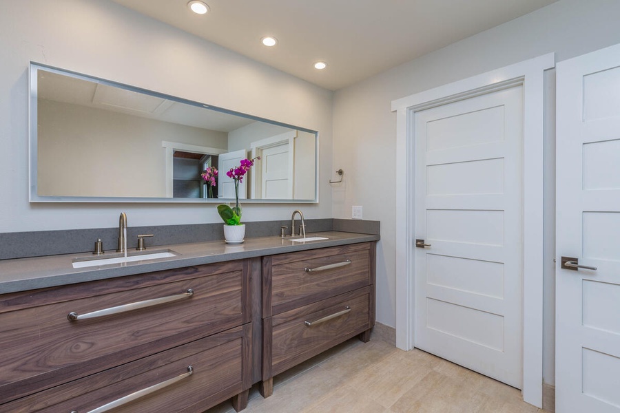Princeville Vacation Rentals, Lani Oasis & Pohaku Villa - Modern double-vanity ensuite at Lani Oasis, with sleek finishes and plenty of space for couples to share.