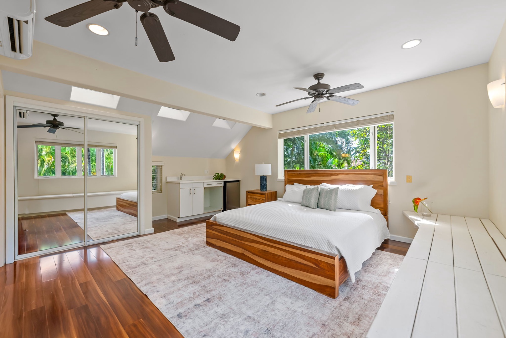 Honolulu Vacation Rentals, Diamond Head Luxe - Drift off to sleep in your peaceful master suite, where tropical breezes flow through large windows and skylights bathe the space in natural light.