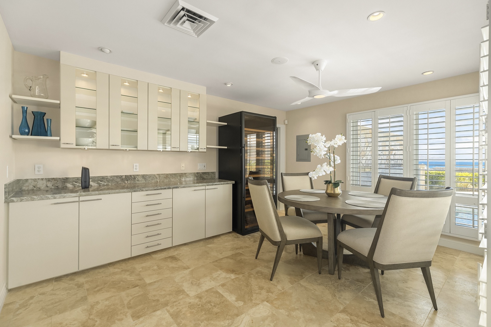 Honolulu Vacation Rentals, Hale Makana - Breakfast nook