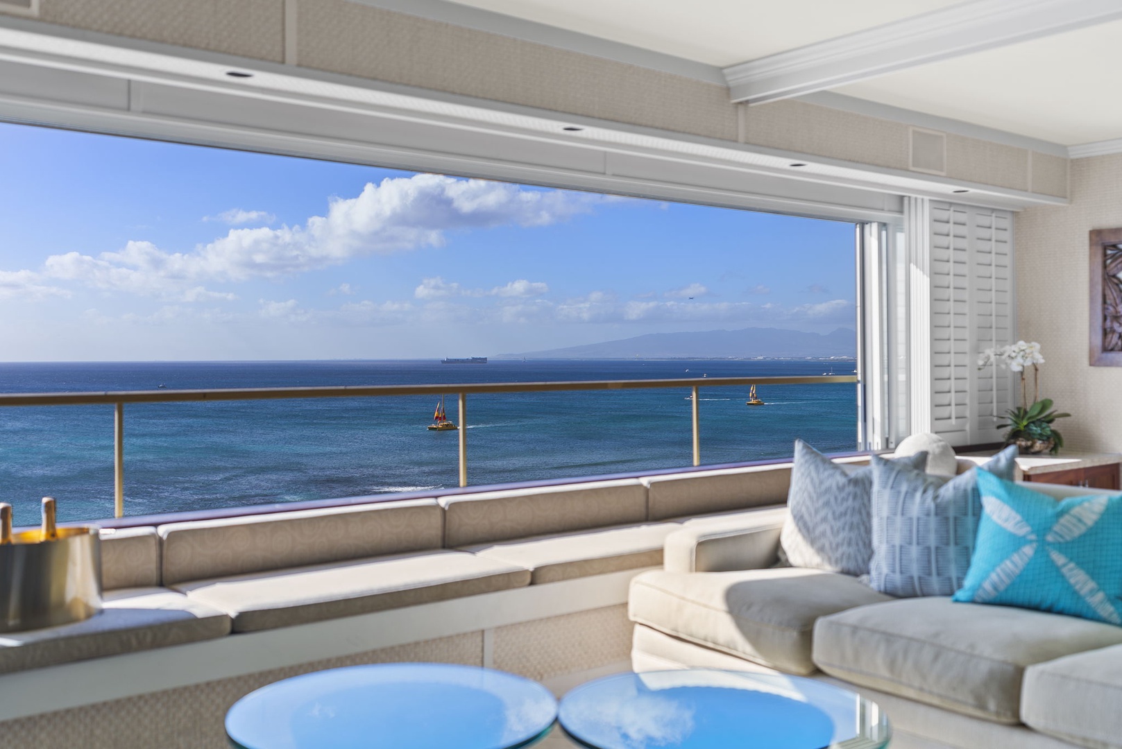 Honolulu Vacation Rentals, Hale Kaimana Breeze - Comfortable balcony lounge invites you to take in the ocean views from plush seating.