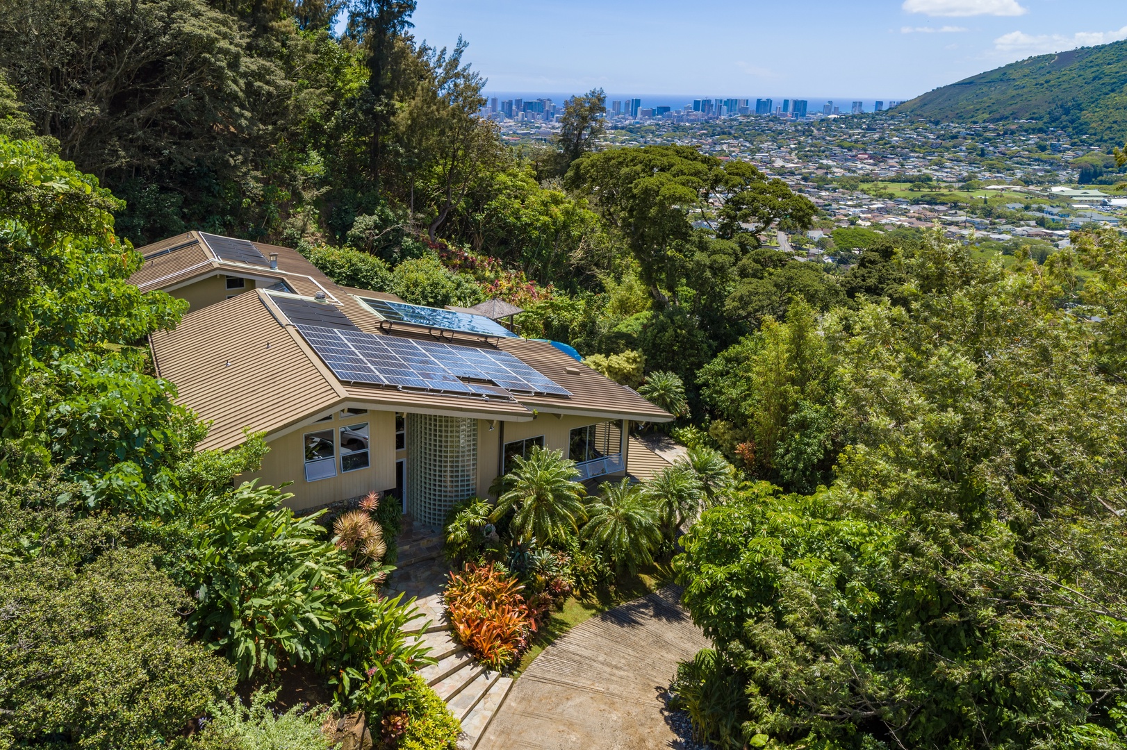 Honolulu Vacation Rentals, Manoa Royal Retreat - Nestled in lush tropical surroundings, this private hillside oasis offers unbeatable serenity and privacy.