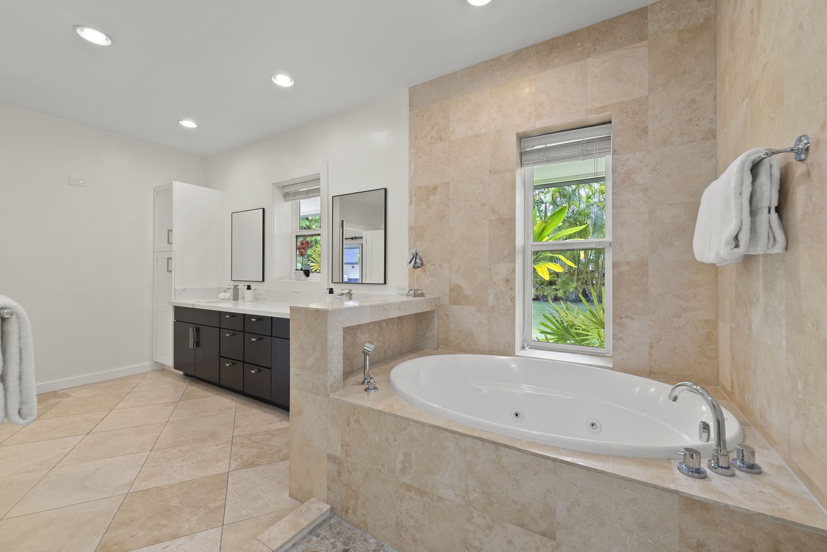 Honolulu Vacation Rentals, Kahala Lani - Luxurious soaking tub and bright bathroom space, designed for relaxation.