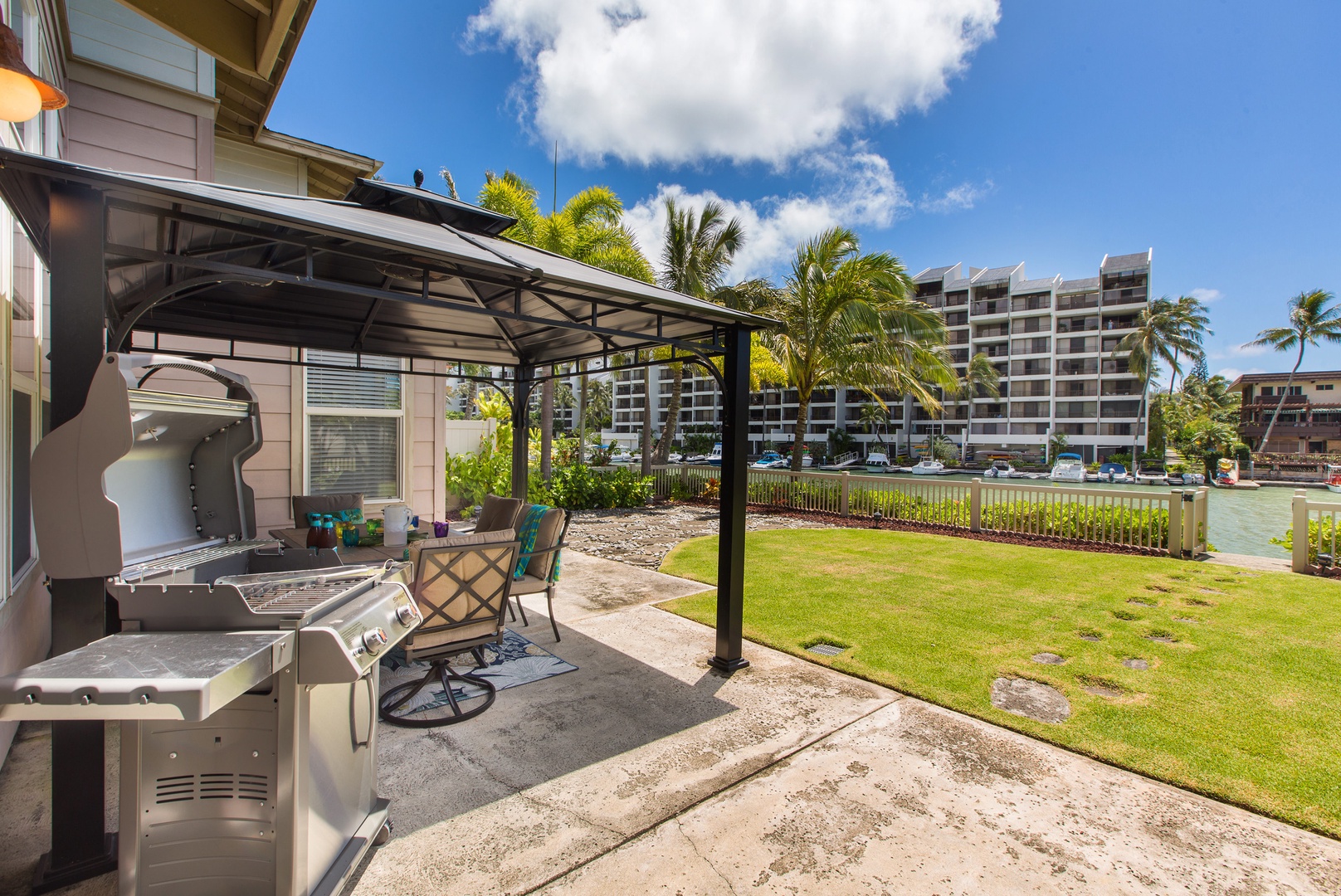 Honolulu Vacation Rentals, Ohana Kai - The view from the dining room sliding door.