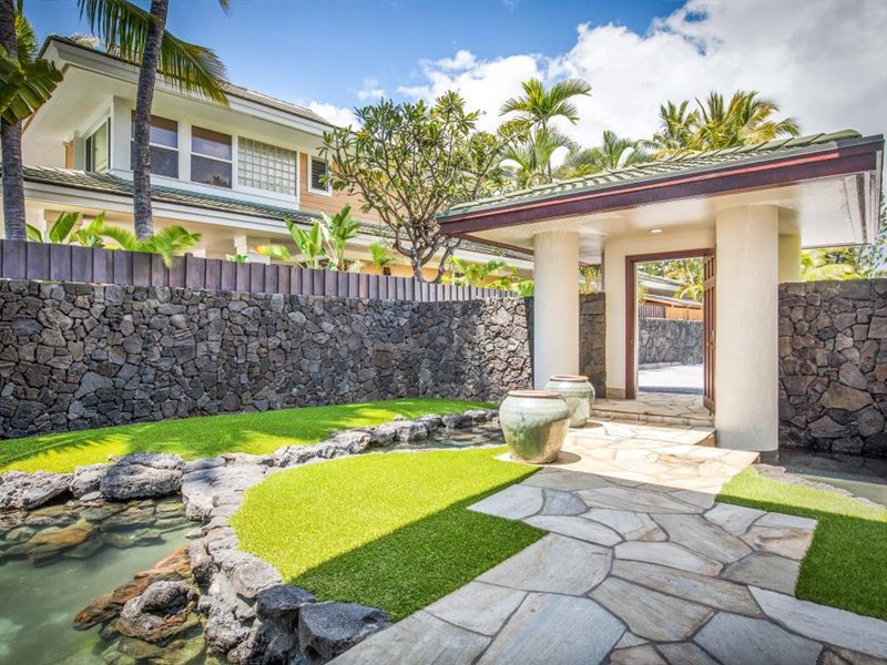 Kailua Kona Vacation Rentals, Blue Water - Pathway through the entry gate
