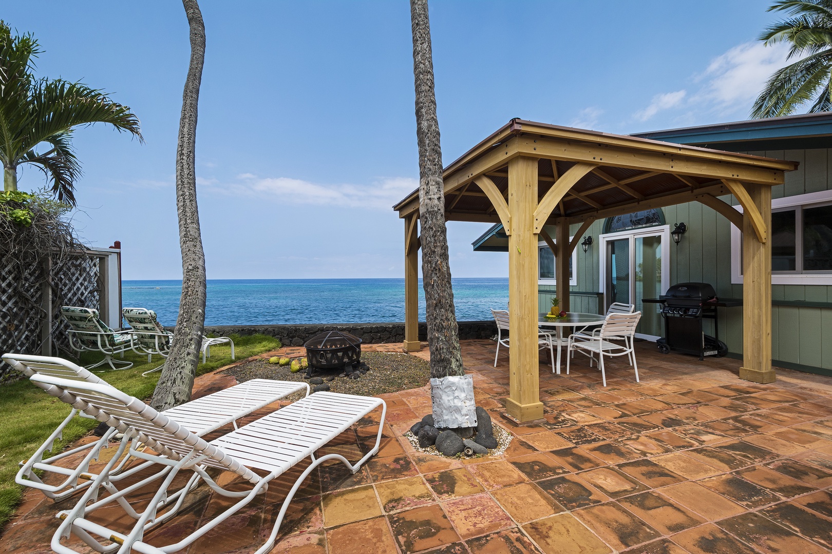 Kailua Kona Vacation Rentals, The Cottage - Spacious side yard with covered Cabana!