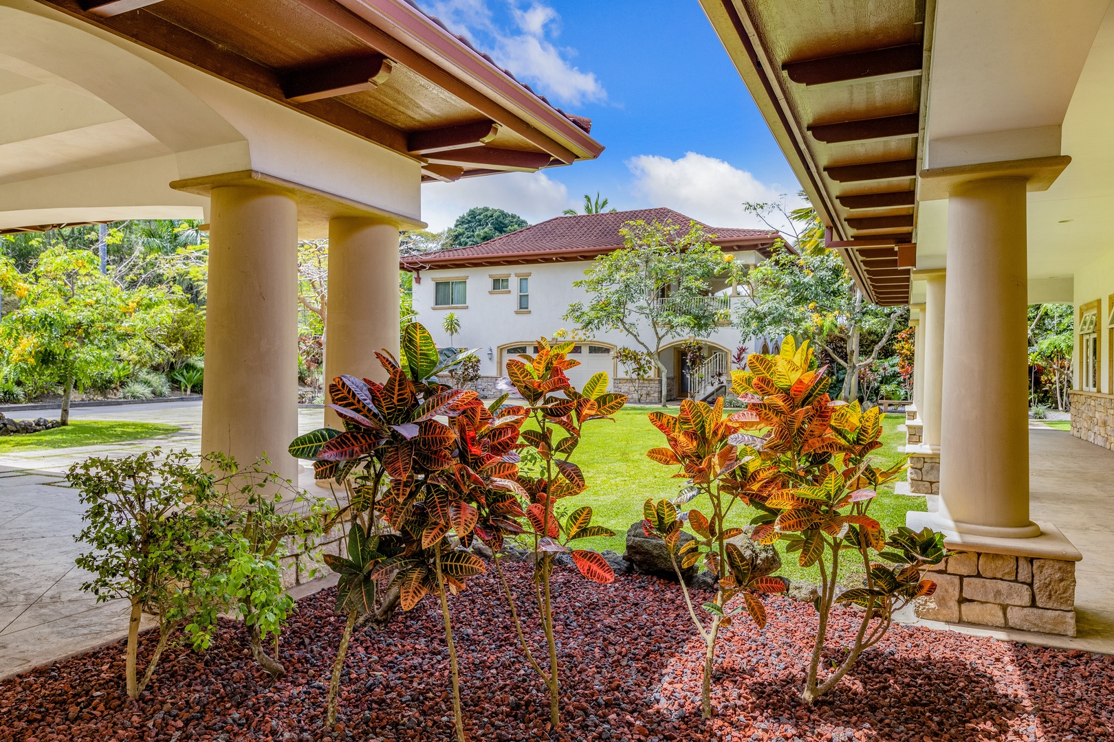 Kailua Kona Vacation Rentals, Kailua Kona Estate** - Tropical plants surround this lovely home.