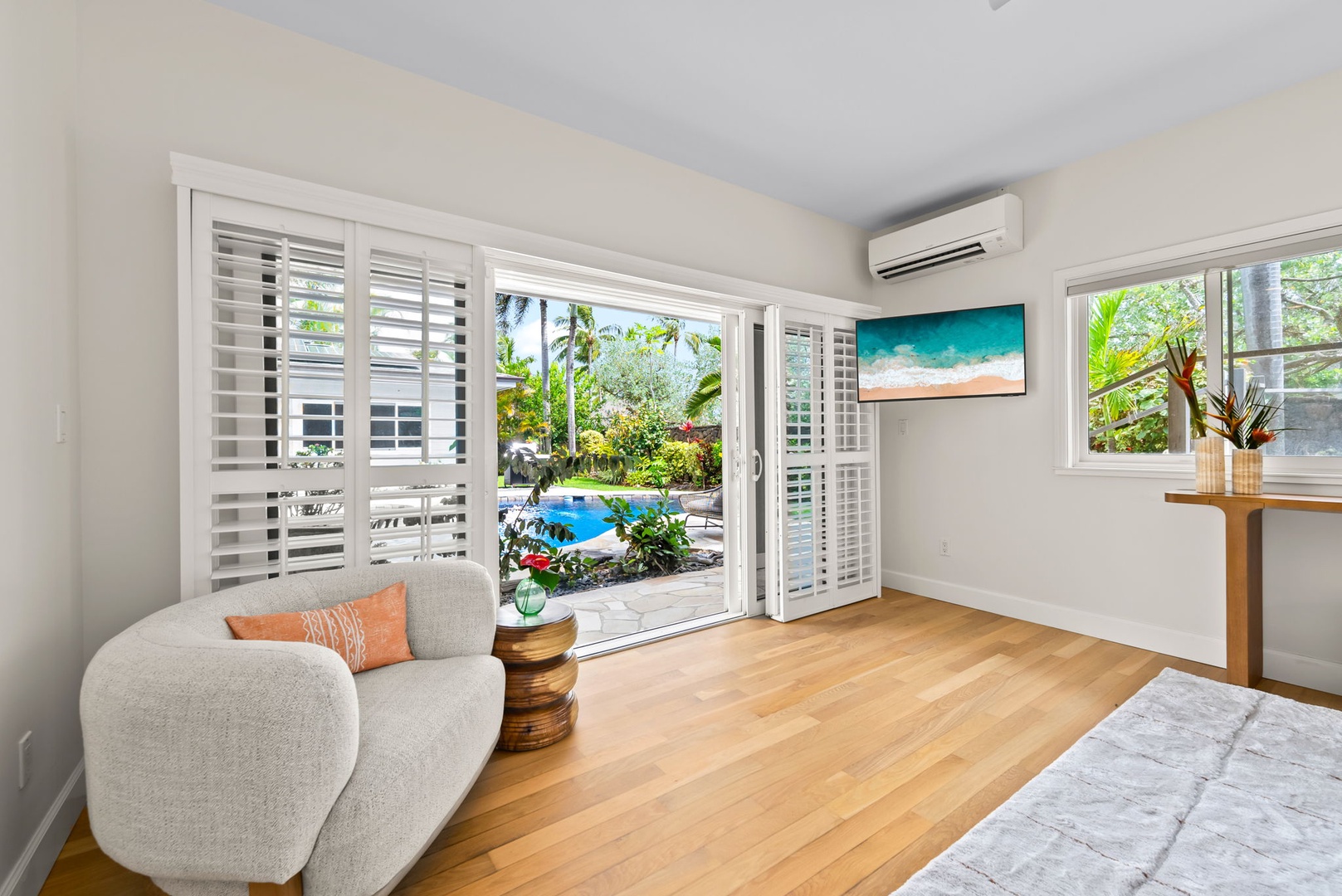 Kailua Vacation Rentals, Kailua Beach House - Wake up to garden views in the relaxing master bedroom retreat.