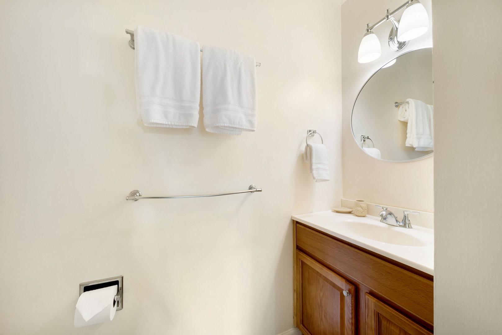 Kahuku Vacation Rentals, Kuilima Estates East #164 - Bathroom with tub