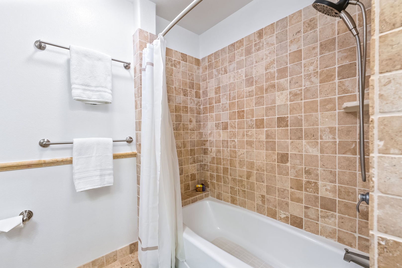 Kapolei Vacation Rentals, Kai Lani Luxury 6D - Second bathroom featuring a tiled shower-tub combo and plush towels for your convenience.