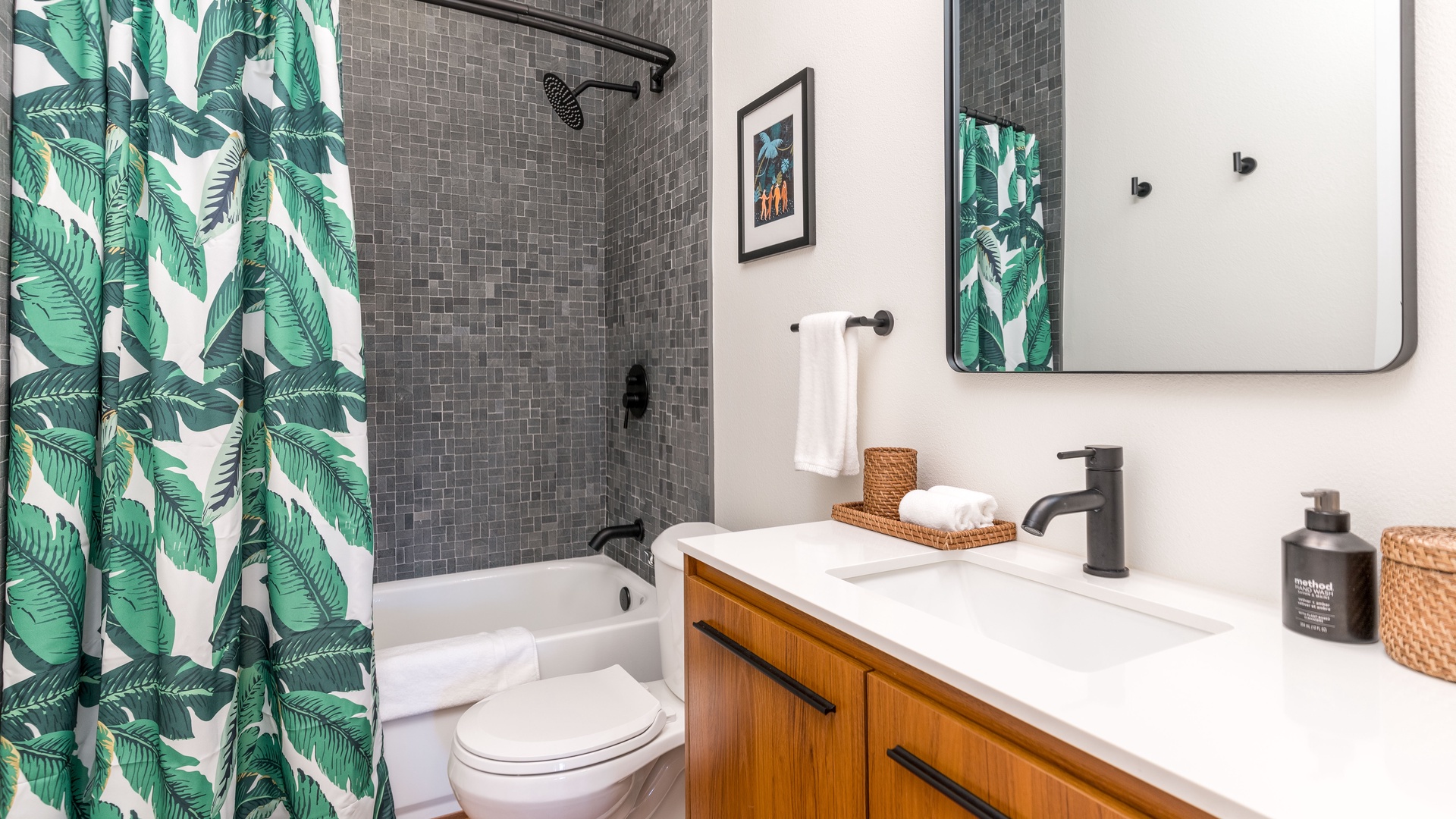Kapolei Vacation Rentals, Coconut Plantation 1136-4 - The downstairs guest bathroom with a shower and tub combo and striking design.