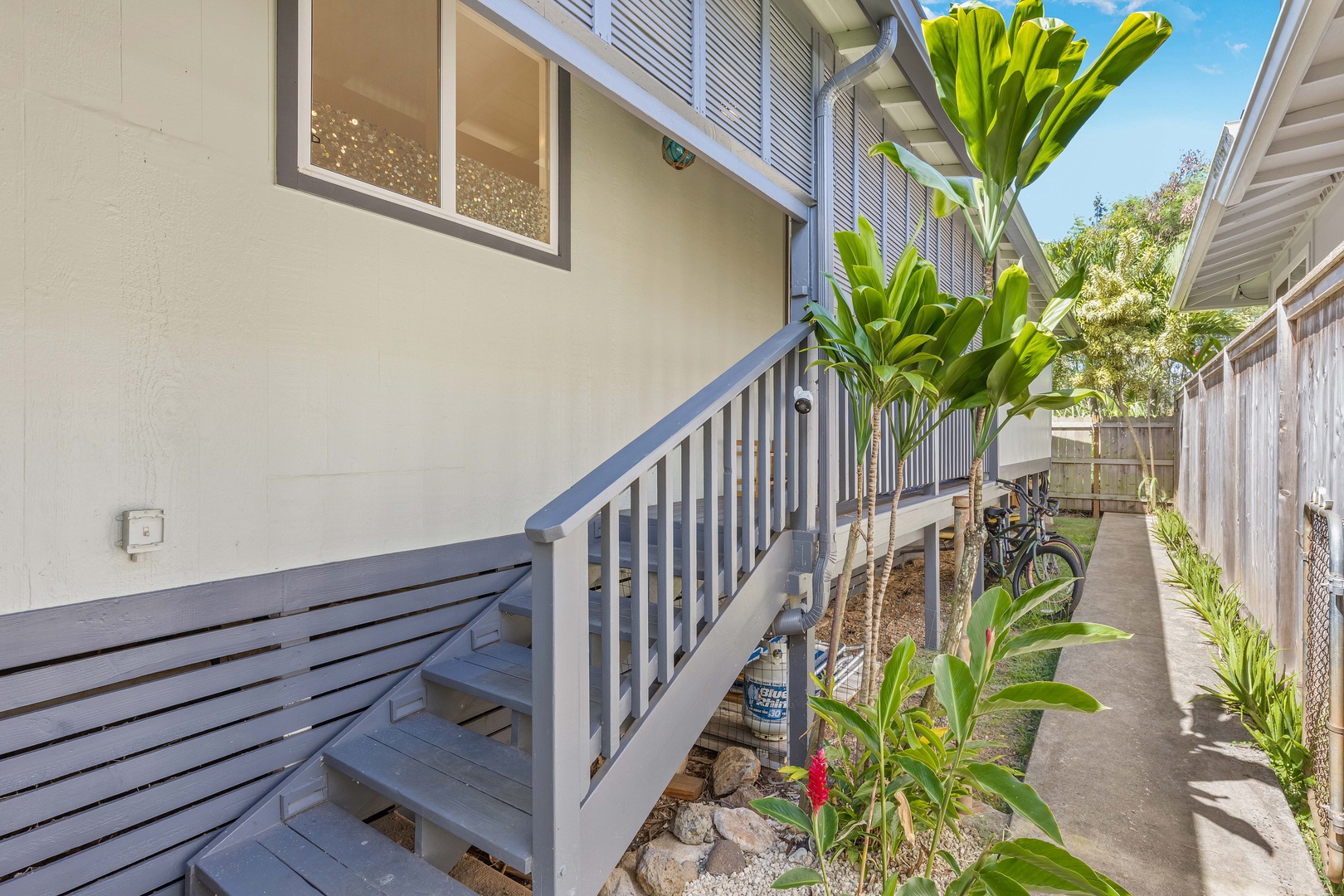 Haleiwa Vacation Rentals, Velzey Ohana Villa (4B Vacation Home) - Side entrance with charming landscaping and easy access to both the front and back of the property.