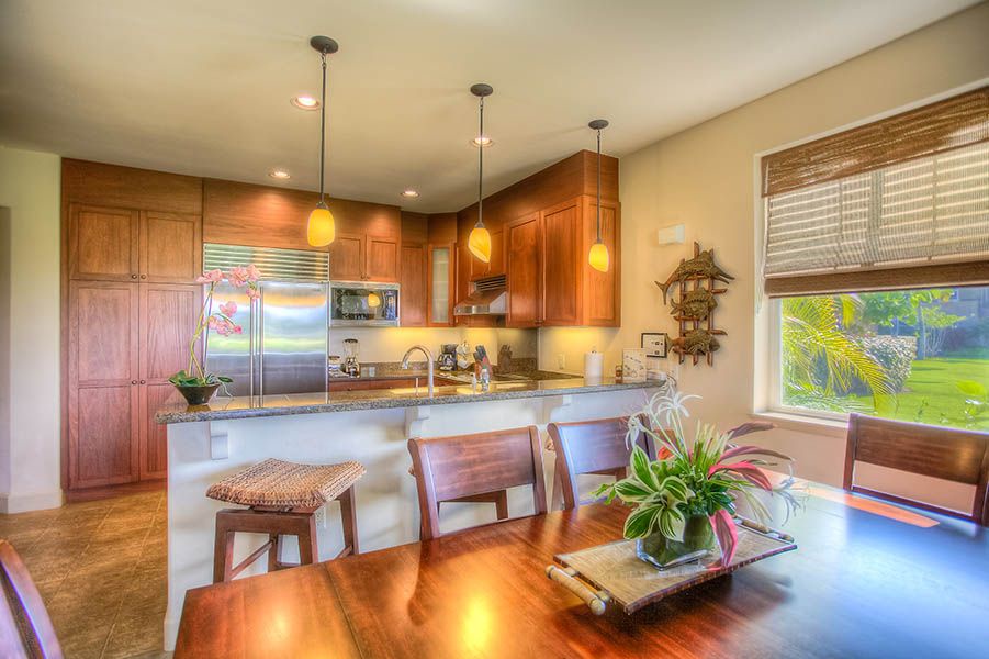 Waikoloa Vacation Rentals, Hali'i Kai 12E - 6pp dining table and additional bar seats.