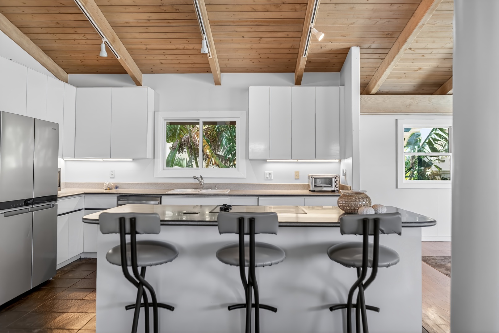 Haleiwa Vacation Rentals, Sunset Beach Hideaway - Prepare island meals with ease in the spacious kitchen with oversized island seating.
