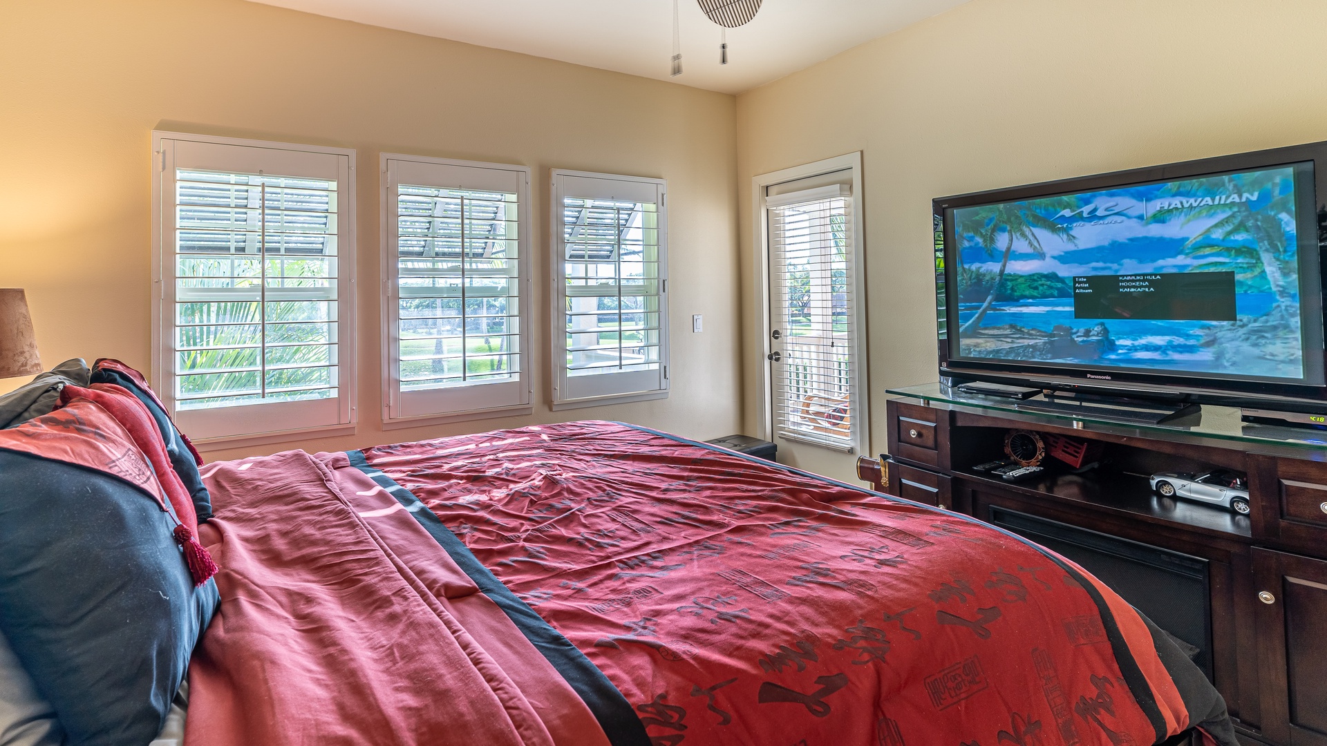 Kapolei Vacation Rentals, Coconut Plantation 1086-4 - The primary guest bedroom with direct access to the lanai.